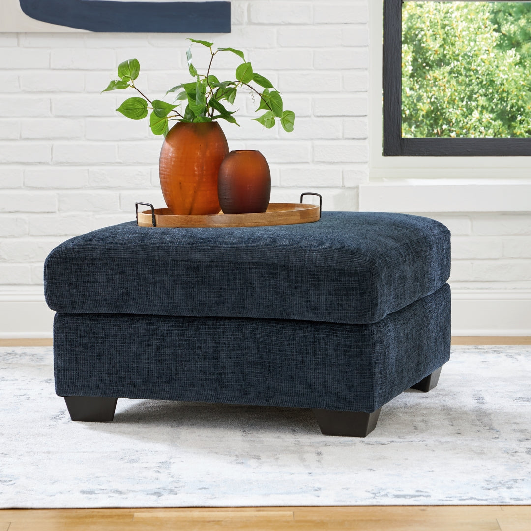 Aviemore Sectional with Chaise Living Room Set